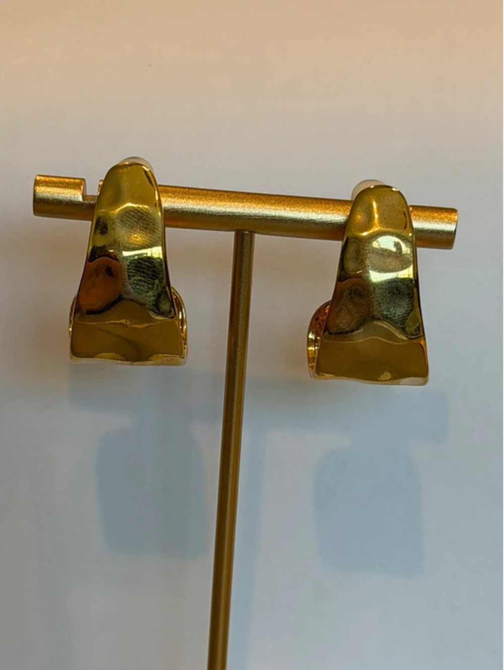 Vintage hammered gold tone metal statement earrings - clip back - Picture 5 of 15